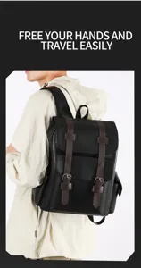 Primo piano dettagliato dello zaino in pelle PU nera indossato dal modello con fibbie.