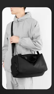 Detailansicht der schwarzen wasserdichten Membran-Reisetasche mit Nass-Trocken-Trenn.