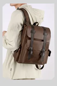 Vista dettagliata dello zaino vintage in pelle PU marrone con doppia fibbia per uso casual.