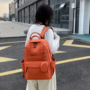Modischer großer Studenten Rucksack in Orange mit praktischen Taschen und grossem Stauraum.