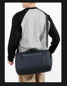 Vista dettagliata della borsa da viaggio multifunzionale con tracolla e tasca con cerniera.