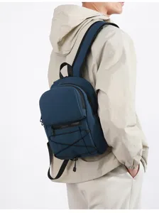 Sac à dos décontracté en nylon léger avec poche zippée et cordon pour les voyages en plein air.