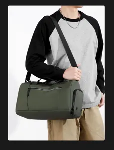 Vista dettagliata della borsa da viaggio multifunzionale verde scuro con grande capienza.