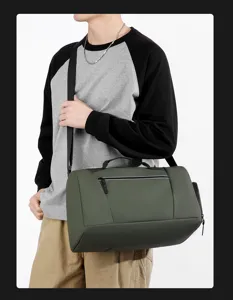 Grande borsone da viaggio per brevi viaggi, borsa fitness versatile in colore verde scuro.