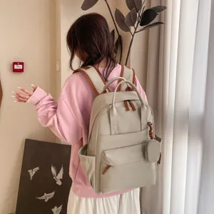 Beiger, grosser Studentenrucksack mit mehreren Fächern und kleiner Tasche für Reise und Schule