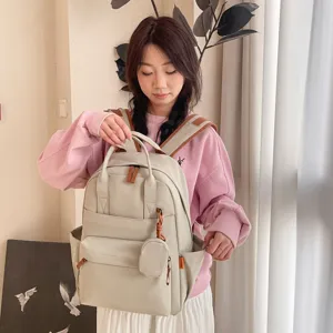 Detailansicht des koreanischen Canvas Studentenrucksacks mit vielen Taschen und kleiner Tasche.