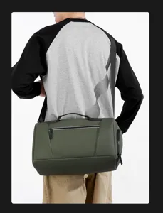 Vista dettagliata della grande borsa da viaggio multifunzionale per fitness e viaggi.