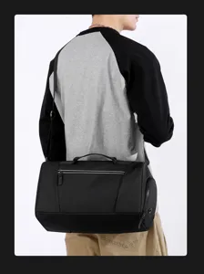 Dettaglio borsa da viaggio nera, design tasca laterale, tessuto impermeabile fitness.