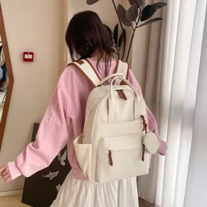 Detailansicht des koreanischen Studentenrucksacks mit mehreren Taschen und kleiner Zusatztasche.