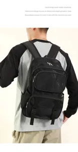 Vista dettagliata dello zaino in rete nera con grande capacita e tasche multiple resistenti.