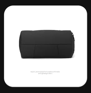 Primo piano sul tessuto della borsa da viaggio nera, che mostra una consistenza liscia e cuciture.