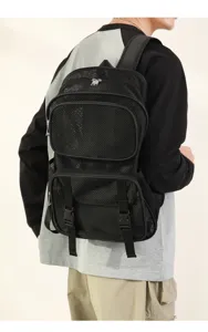 Vista dettagliata zaino in rete nera, borsa traspirante con tasche multiple con cerniera.