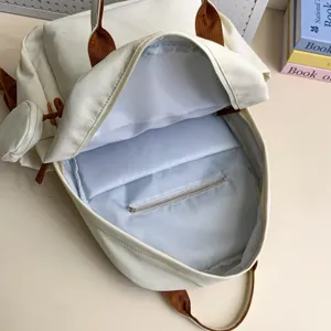 Segeltuch Studenten Rucksack mit grossem Fassungsvermoegen und praktischen Griffen.
