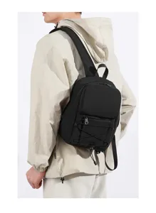 Vue détaillée du sac à dos de randonnée en nylon léger avec poche et cordons.
