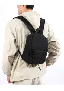 Vue détaillée du sac à dos de randonnée léger en nylon noir montrant le port et les bretelles.