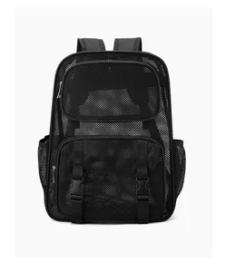 Vista dettagliata dello zaino in rete nera con doppie fibbie anteriori e pratiche tasche.