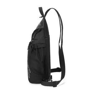 Schwarzer multifunktionaler Sling-Rucksack und Outdoor-Brusttasche im praktischen Seitenformat.