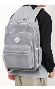 Grauer Mesh Rucksack Detail, atmungsaktiver Großraum Studentenschultasche mit Reißverschlüssen.