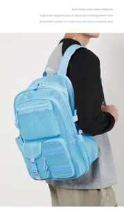 Vista dettagliata dello zaino in rete azzurro con tasche multiple e tessuto traspirante