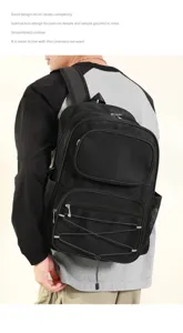 Zaino in rete traspirante con tasche multiple e coulisse per viaggi e sport all'aperto.