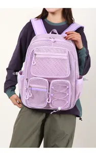 Vue détaillée du sac à dos en résille mauve clair montrant les poches et la texture.