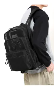 Detailaufnahme des schwarzen Mesh-Rucksacks mit atmungsaktivem Stoff und robuster Verarbeitung.
