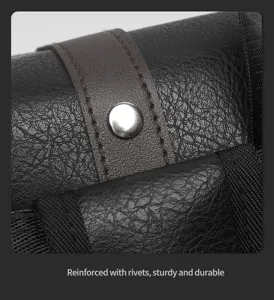 Dettaglio dello zaino in pelle PU vintage con cinturini rivettati rinforzati e struttura resistente.
