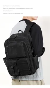 Vista dettagliata dello zaino nero in rete con tasche multiple e tessuto resistente.