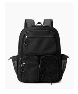 Gros plan détaillé montrant les poches du sac à dos en filet noir et les fermetures.