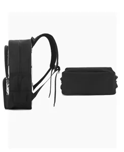 Detailansicht der Rucksackseite und des Bodens mit mehreren Taschen und Gurten.