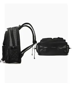 Vue de détail d'un sac à dos en maille noire avec design creux respirant, poches multiples.