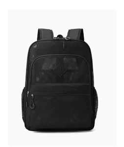Nahaufnahme Detail des schwarzen Mesh-Rucksacks Vordertasche und atmungsaktive Gewebestruktur.