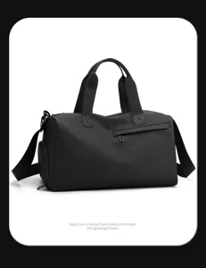 Wasserdichte schwarze Reisetasche mit großem Fassungsvermögen, robusten Griffen und Gurt.