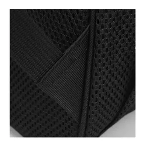 Primo piano del tessuto dello zaino in rete nera, design traspirante con fettuccia.