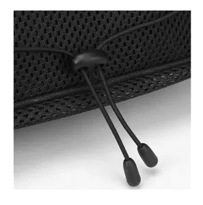 Dettaglio zaino in rete nera che mostra il tessuto traspirante con coulisse elastica.
