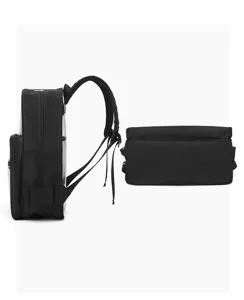 Detailansicht zeigt Seiten- und Bodenwinkel des schwarzen und klaren PVC-Schulrucksacks.