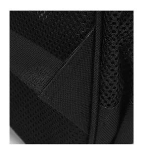 Nahaufnahme der schwarzen Netztaschendetails mit atmungsaktivem Stoff und verstarkten Gurten.