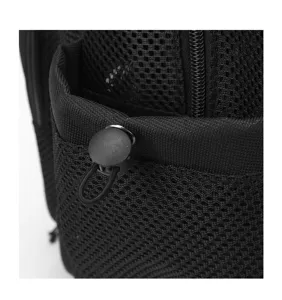 Vue détaillée de la poche latérale du sac à dos en filet noir avec cordon de serrage réglable.