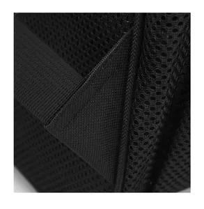 Détail de sac à dos en mesh noir montrant la texture du tissu et la sangle renforcée.