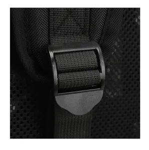 Detail de boucle de sangle de sac a dos noir avec reglage en plastique robuste et maille