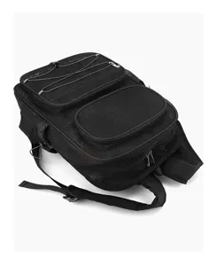 Dettaglio dello zaino nero in rete con tasche multiple con zip e tessuto tecnico traspirante.