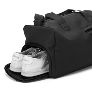 Wasserdichte schwarze Sporttasche mit separatem Schuhfach, ideal für Reisen und Fitnesstraining.