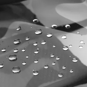 Wasserdichter transparenter PVC Rucksack Materialdetail zeigt exzellenten Wasserschutz.