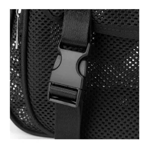 Vista dettagliata della fibbia dello zaino in rete nera e del cinturino in nylon resistente.