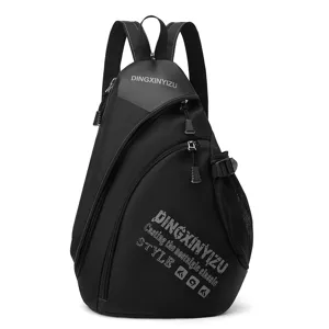 Vielseitiger schwarzer Sling-Rucksack und Outdoor-Brusttasche für Alltag und Sport.
