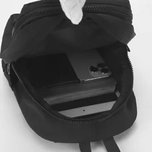 Sac à dos en nylon noir compact avec intérieur spacieux pour le voyage et extérieur.