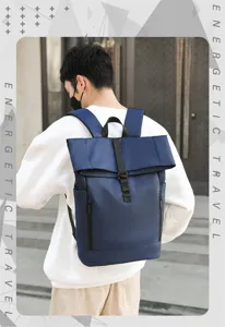 Detailansicht des stilvollen Rolltop-Rucksacks im Outdoor-Einsatz am Modell für den Alltag.