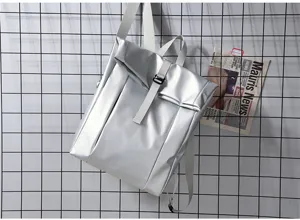 Zilveren metallic roll-top rugzak met witte banden, stijlvolle waterdichte casual dagrugzak.
