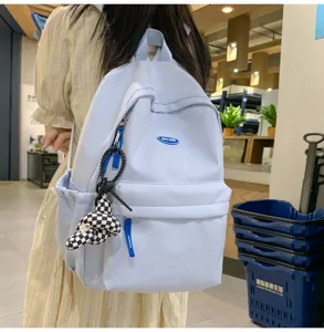 Detailansicht des minimalistischen hellblauen Studentenrucksacks mit geräumigen Fächern.