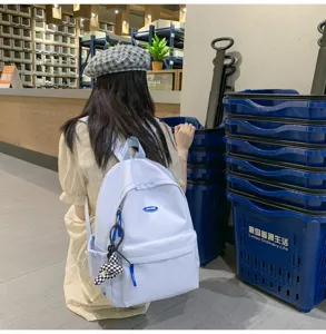 Japanischer minimalistischer einfarbiger Studentenrucksack mit grosser Kapazitaet.